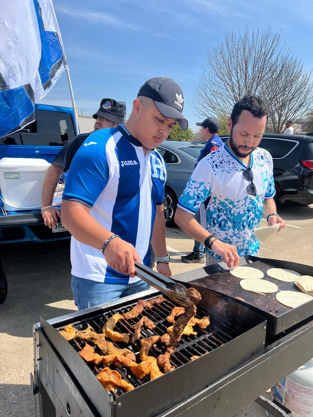 FOTOS: ¡Punta, asados y famoso incluido! Así es el ambientazo hondureño en el Toyota Stadium para el repechaje ante Costa Rica