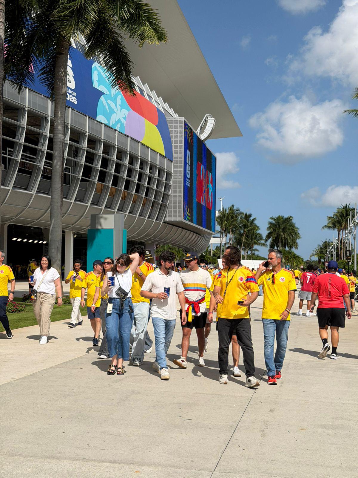 Colombianos invaden Miami y catracho presume a CR7 pagando fortuna por el boleto