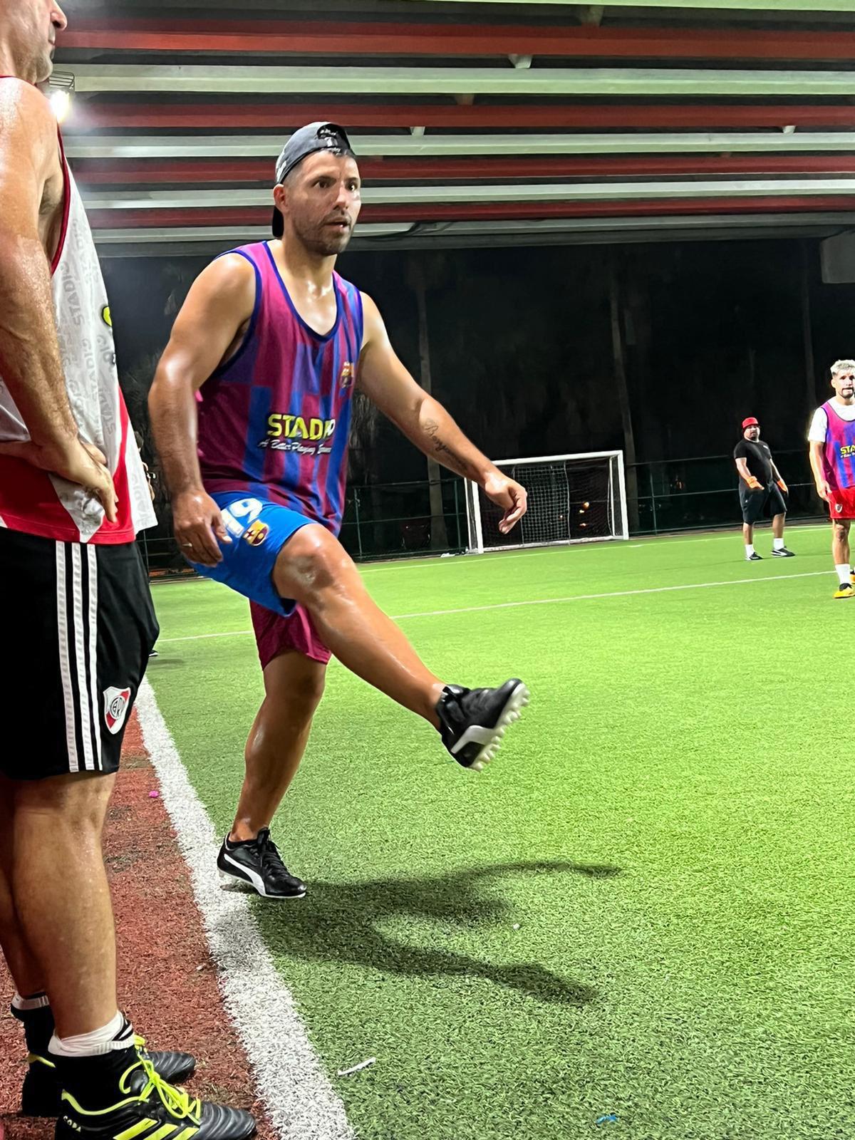 Kun Agüero regresó al fútbol luego de su problema cardíaco: Jugó con la camisa del Barcelona y no pierde el toque de crack