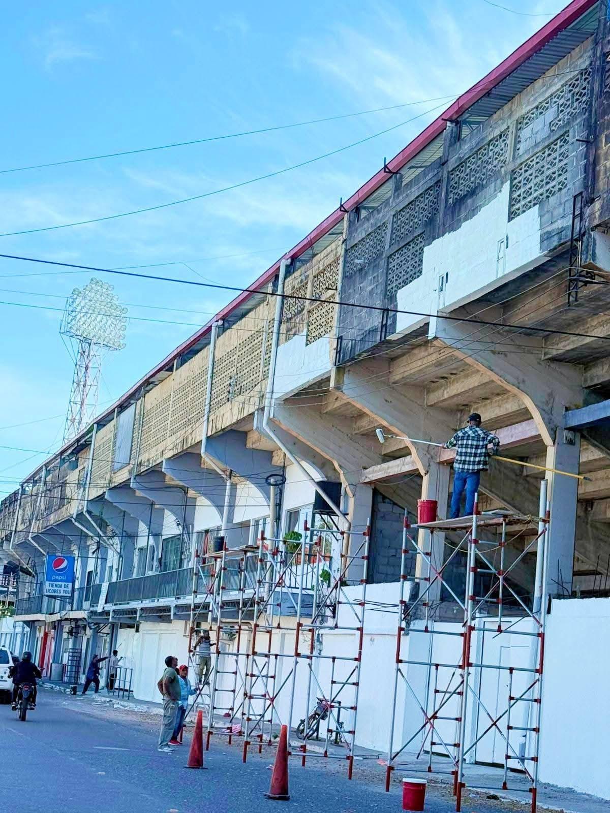 El estadio Ceibeño y su nueva cara: Las afueras, los murales, el cerco perimetral, su intimidad y las bellas butacas