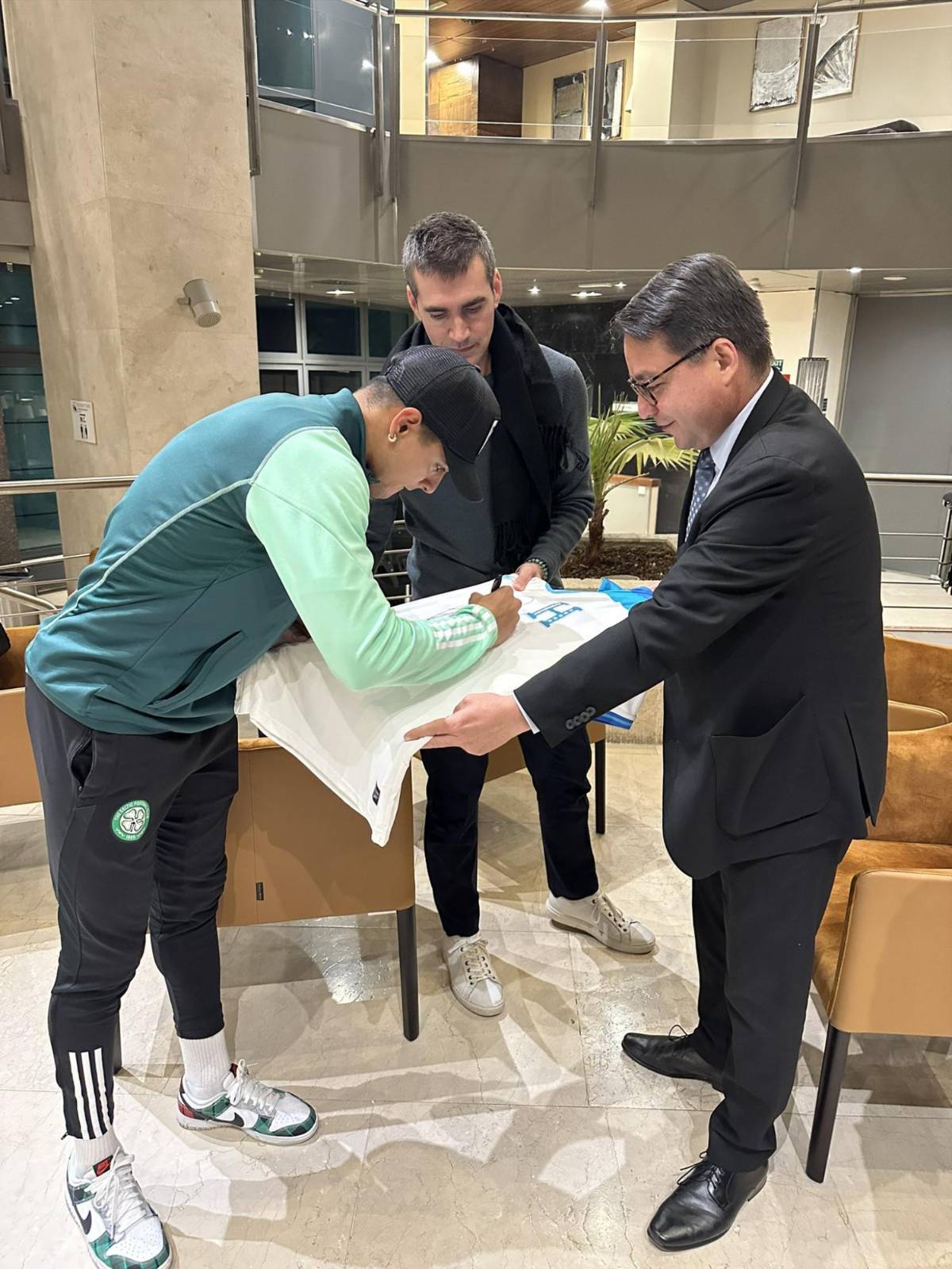 Así vivió Luis Palma el día previo a medirse al Atlético: especial reencuentro, hondureño lo conoció y curiosidad en el entreno