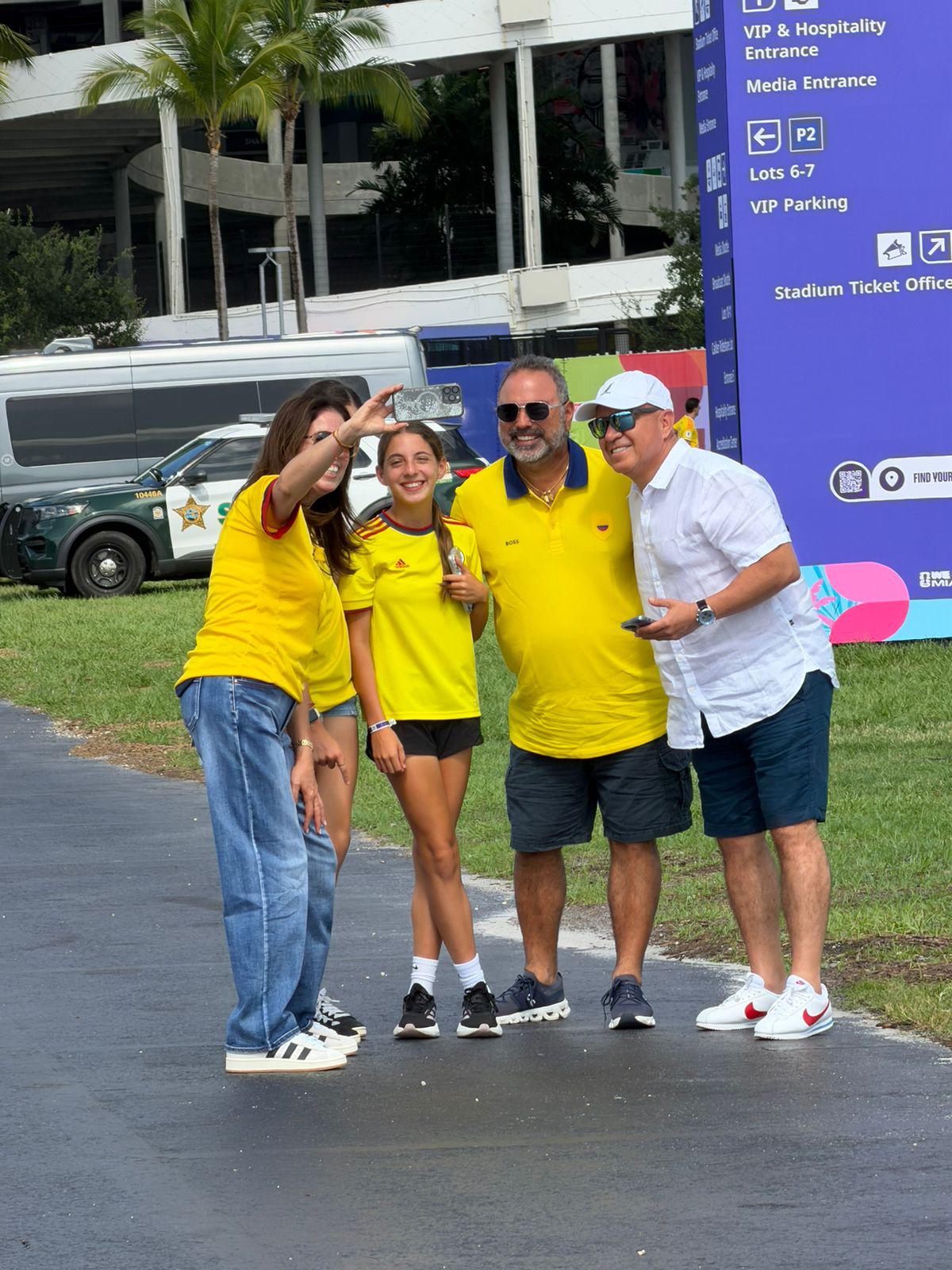 Colombianos invaden Miami y catracho presume a CR7 pagando fortuna por el boleto