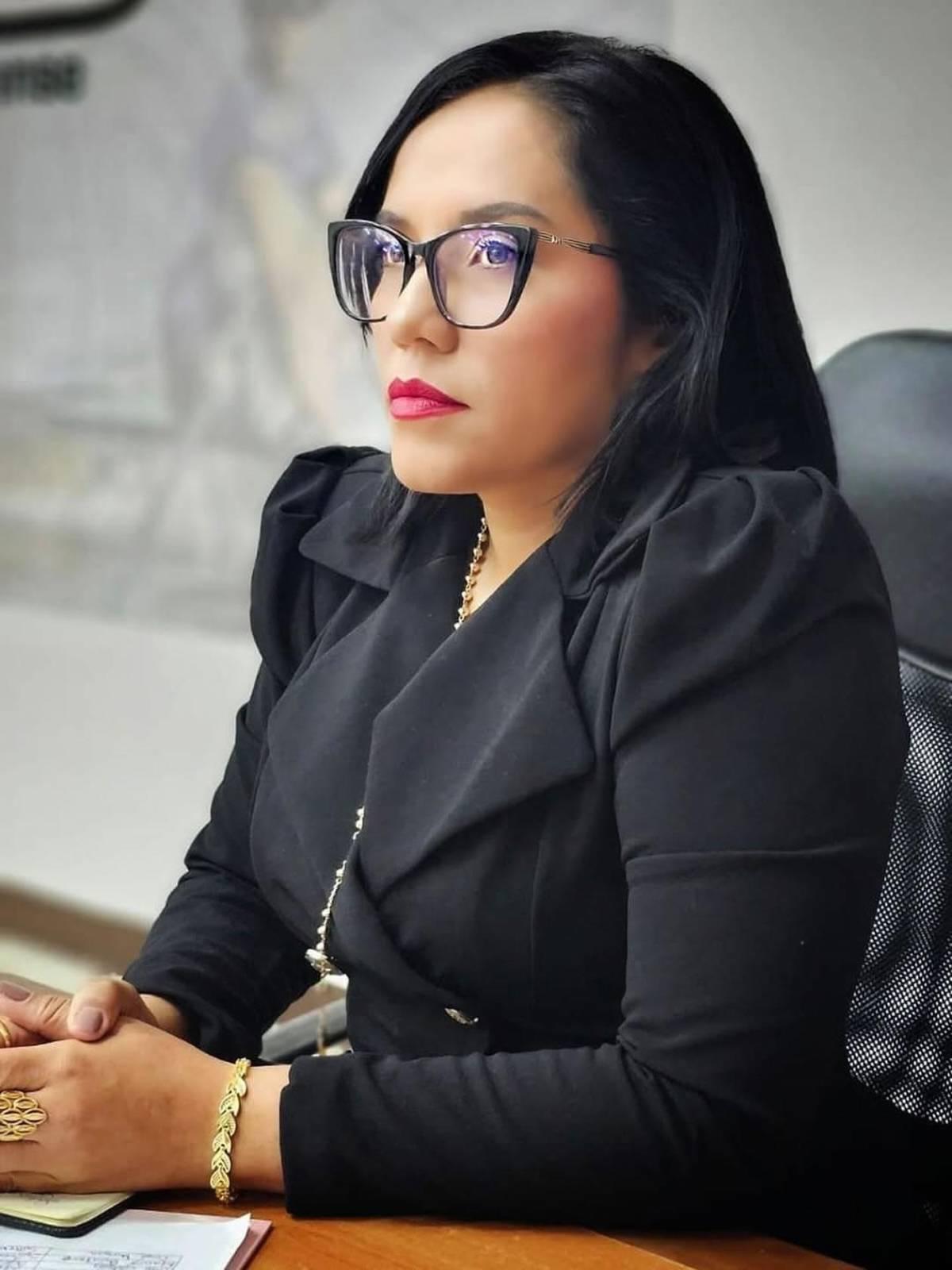 Así es la bella periodista que fue atacada verbalmente por el Fantasma y se defendió