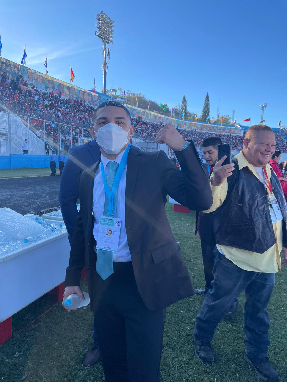 Firmando autógrafos y haciendo selfies: Así llegaron Teófimo López y otros deportistas a la toma de posesión de Xiomara Castro