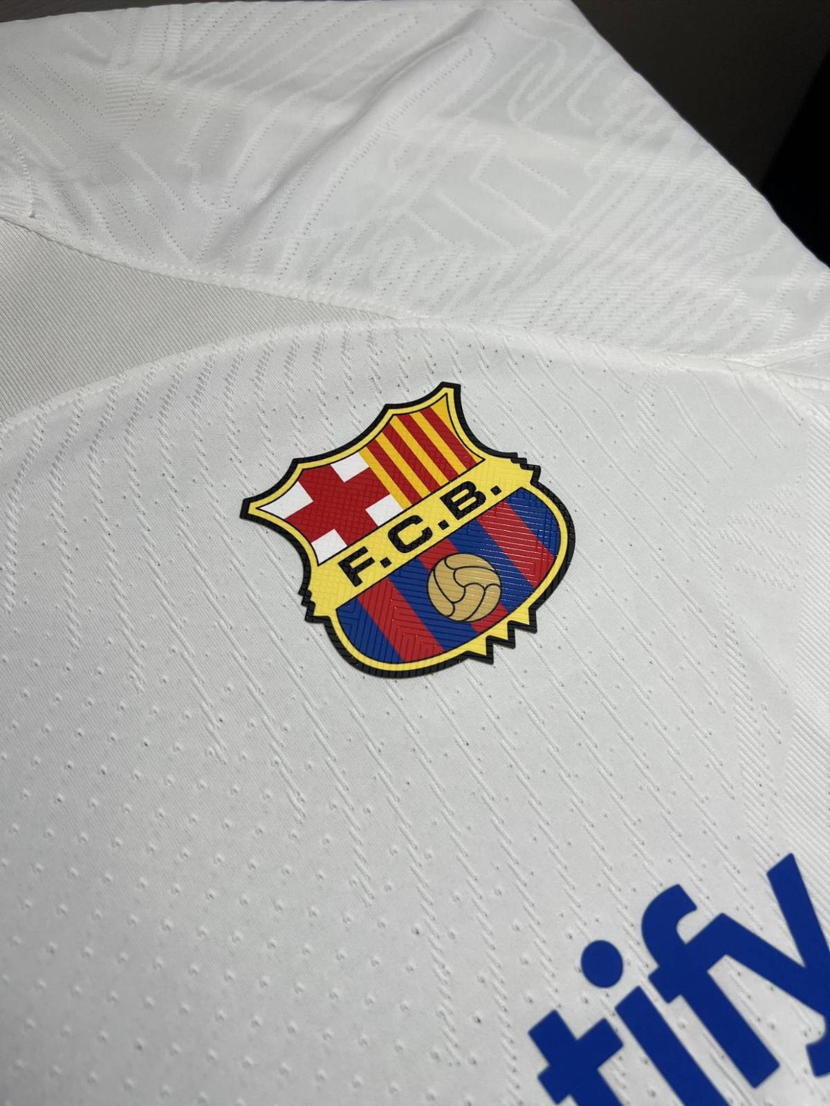 ¡Hay debate! Así es la nueva camiseta blanca del Barcelona para la temporada 2023-24 y ya tiene fecha de estreno
