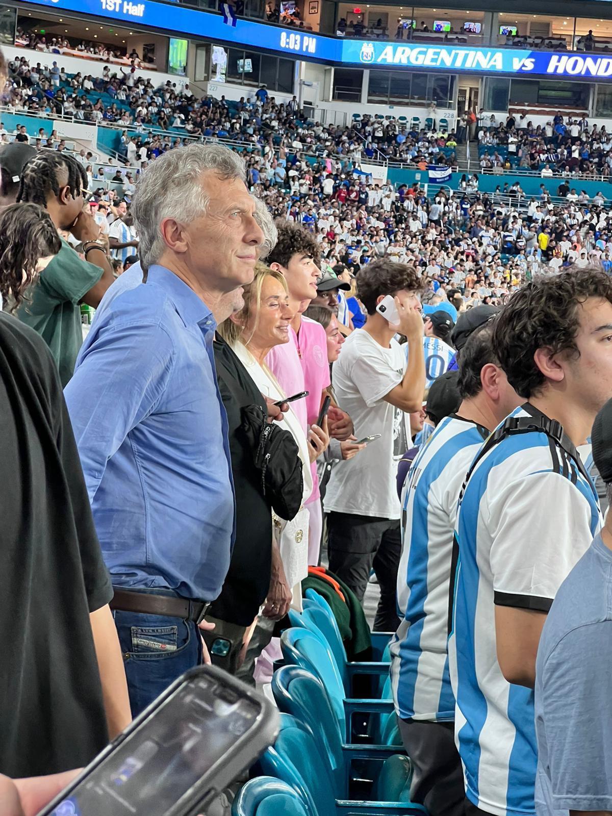 ¡De locos! Desde Jorge Messi y Mario Kempes, hasta “Residente”: Las personalidades que asistieron al Hard Rock para el Honduras-Argentina