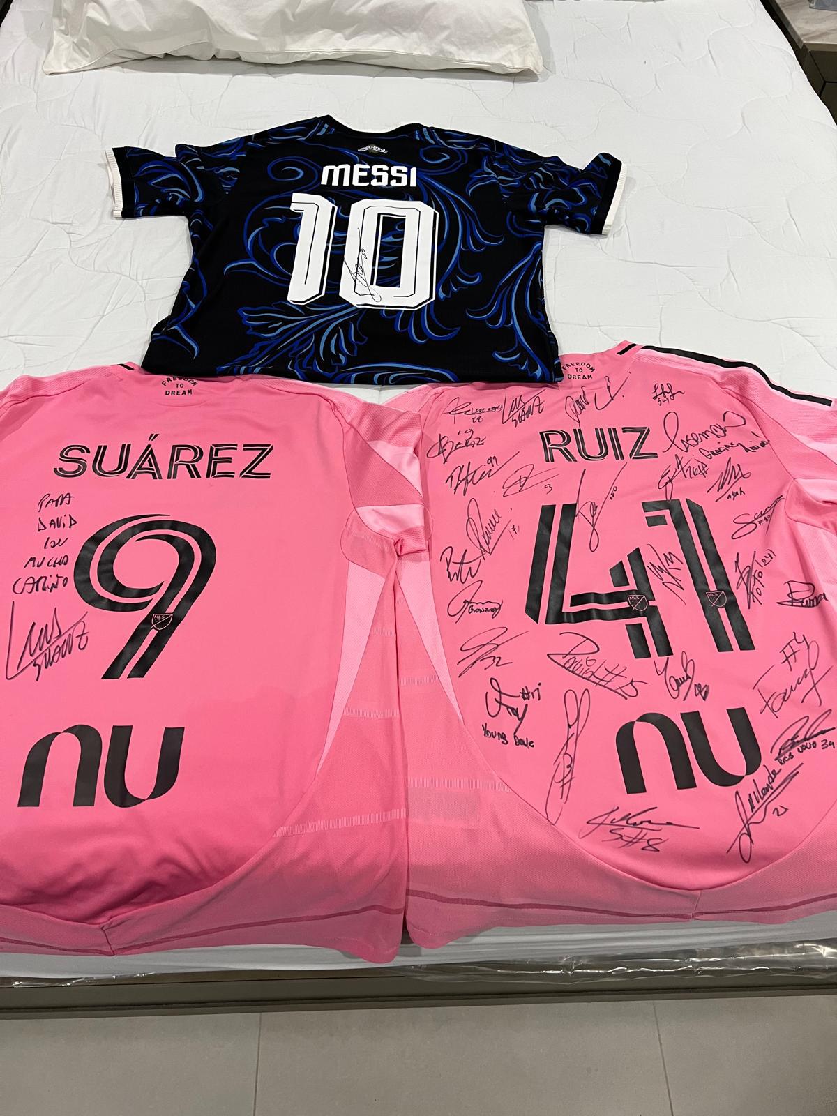 El astro argentino se despidió personalmente del futbolista hondureño y, como recuerdo de su etapa juntos, le obsequió una de sus camisetas de la Selección Nacional de Argentina.