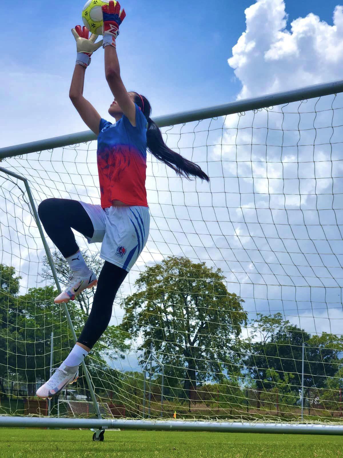 ¿Quién es? Futbolista hondureña se graduó de la UNAH y al día siguiente jugó con la Selección en otro país