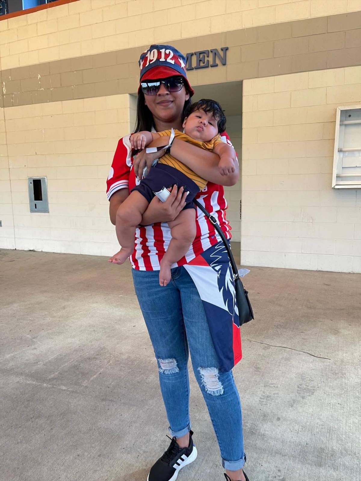 Bellas aficionadas de Olimpia en Virginia Beach, locura de la Ultra Fiel y los curiosos salvadoreños en amistoso “Merengue” ante Águila