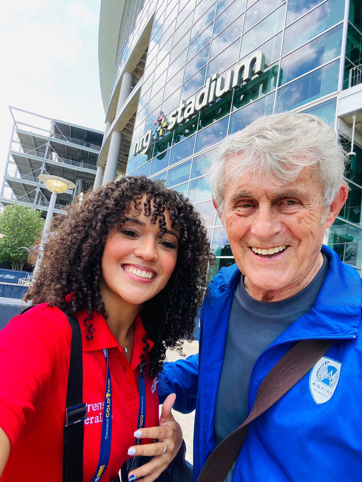 Bellas chicas y entusiasmo: aficionados de Honduras ponen a vibrar el NRG Stadium por la Copa Oro 2023
