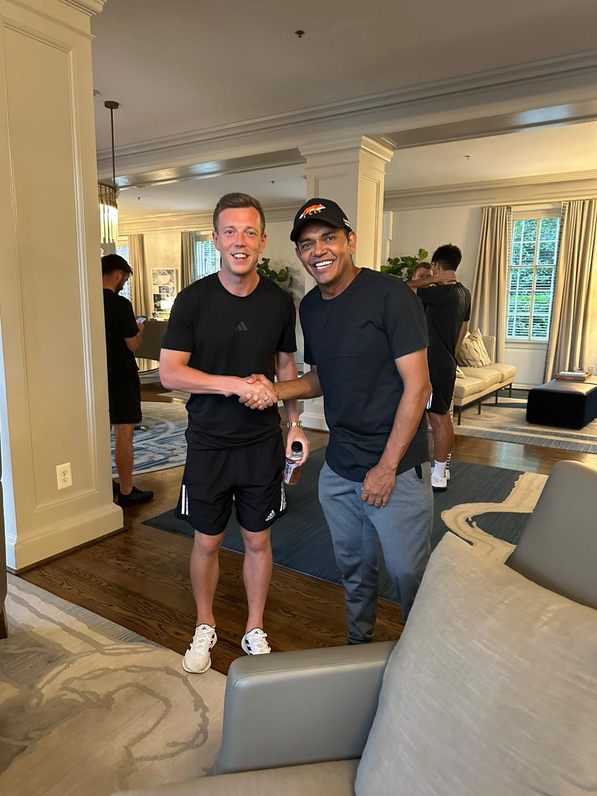 Amado Guevara sorprende a Luis Palma y Brendan Rodgers en la concentración del Celtic tras vencer al Manchester City