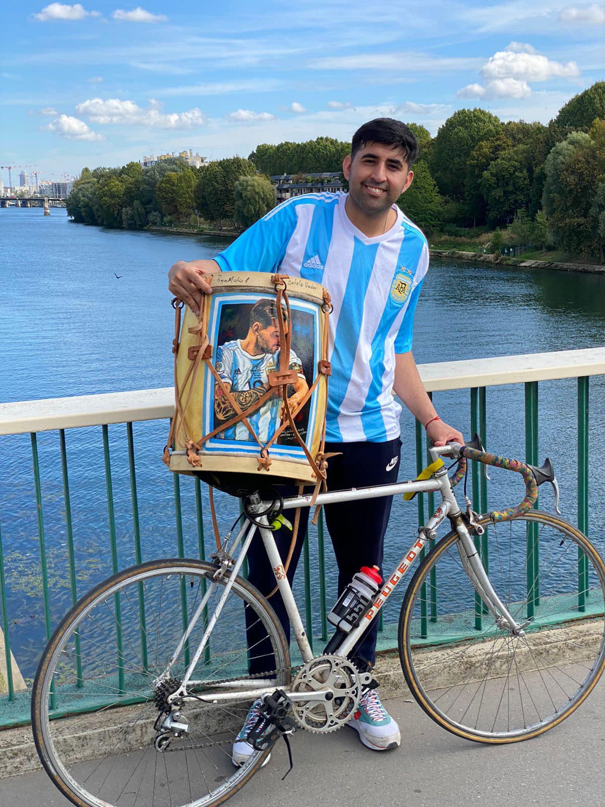 La travesía de un barbero que se fue en bicicleta hasta la casa de Messi en París: la actitud de Antonela Roccuzzo y el regalo que le dejó al crack argentino