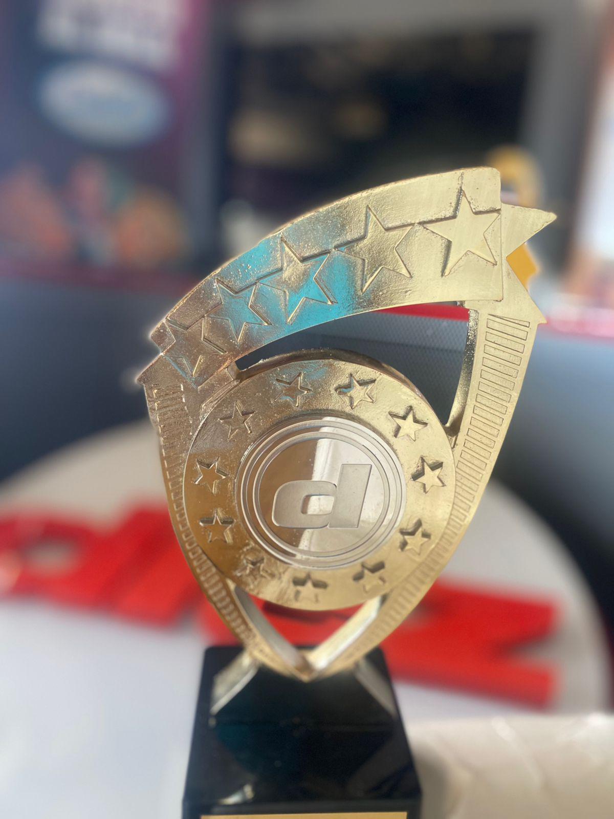 Los hermosos trofeos que se ganarán los deportistas en las distintas categorías.