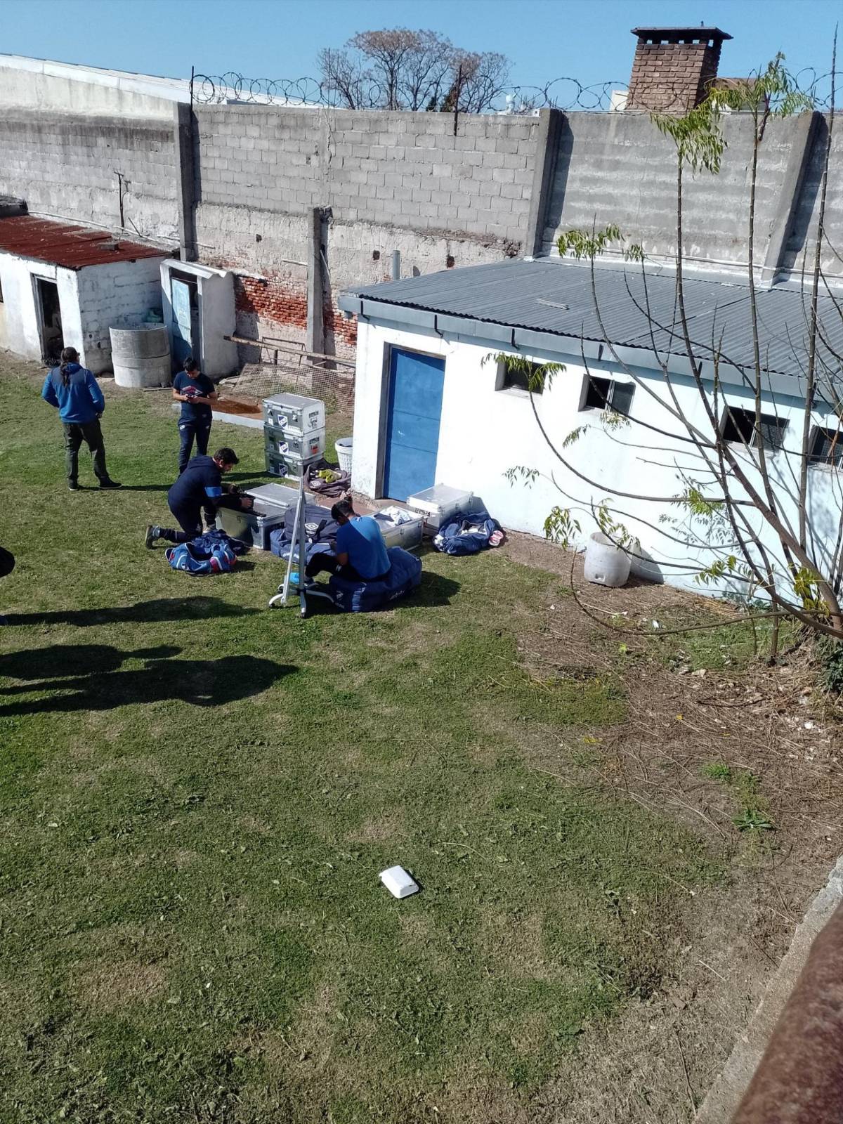 De estar en los mejores vestuarios de Europa a este: el humilde camerino que tuvo a Luis Suárez y su esposa sentada en el cemento