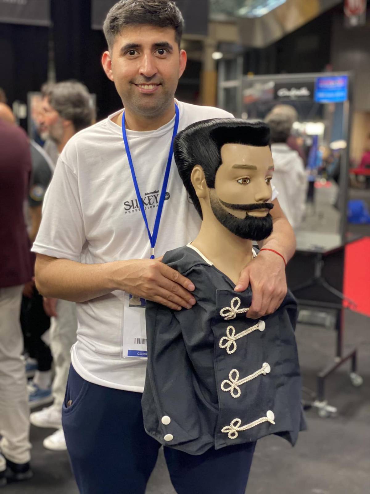 La travesía de un barbero que se fue en bicicleta hasta la casa de Messi en París: la actitud de Antonela Roccuzzo y el regalo que le dejó al crack argentino