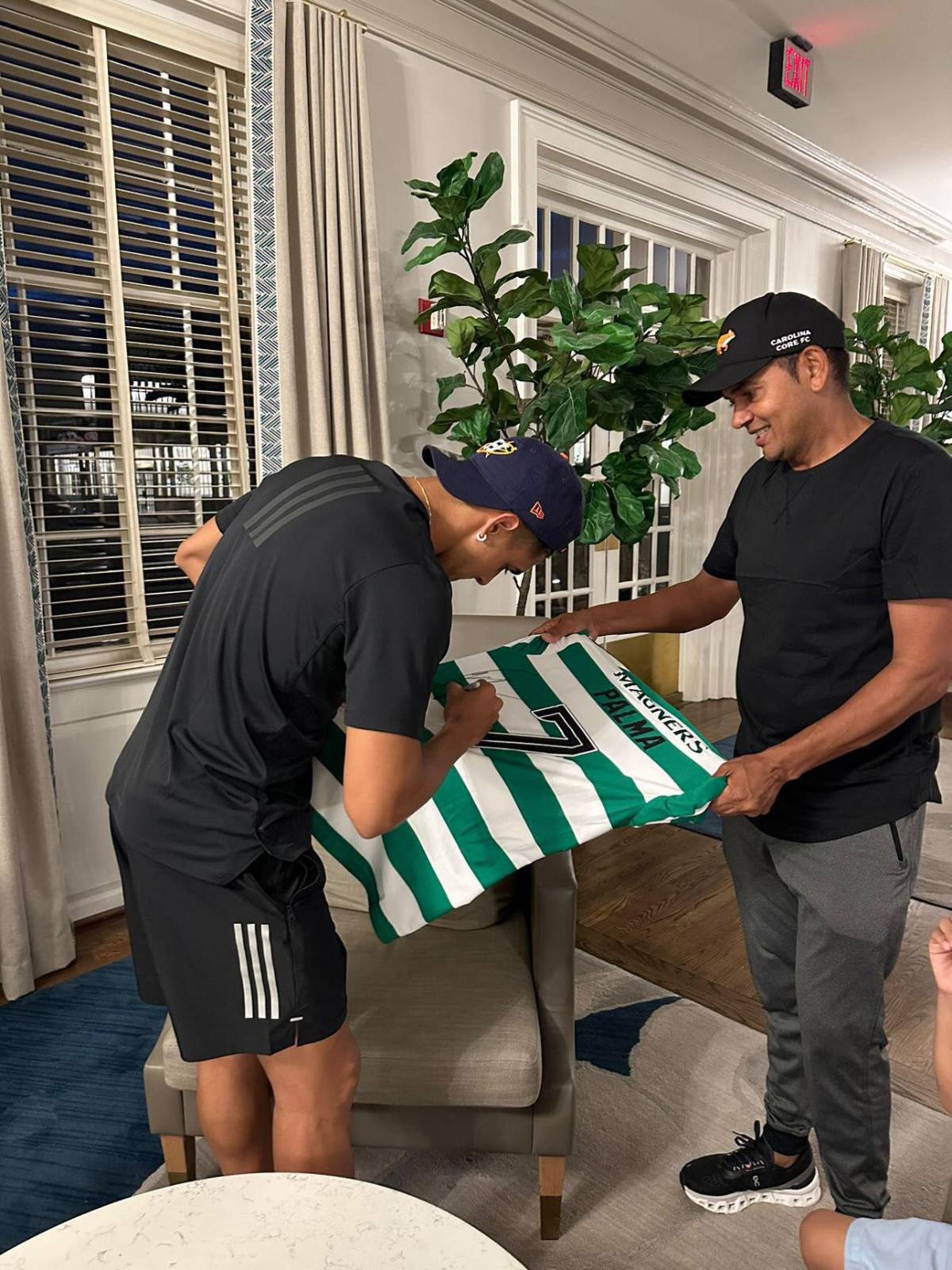 Amado Guevara sorprende a Luis Palma y Brendan Rodgers en la concentración del Celtic tras vencer al Manchester City