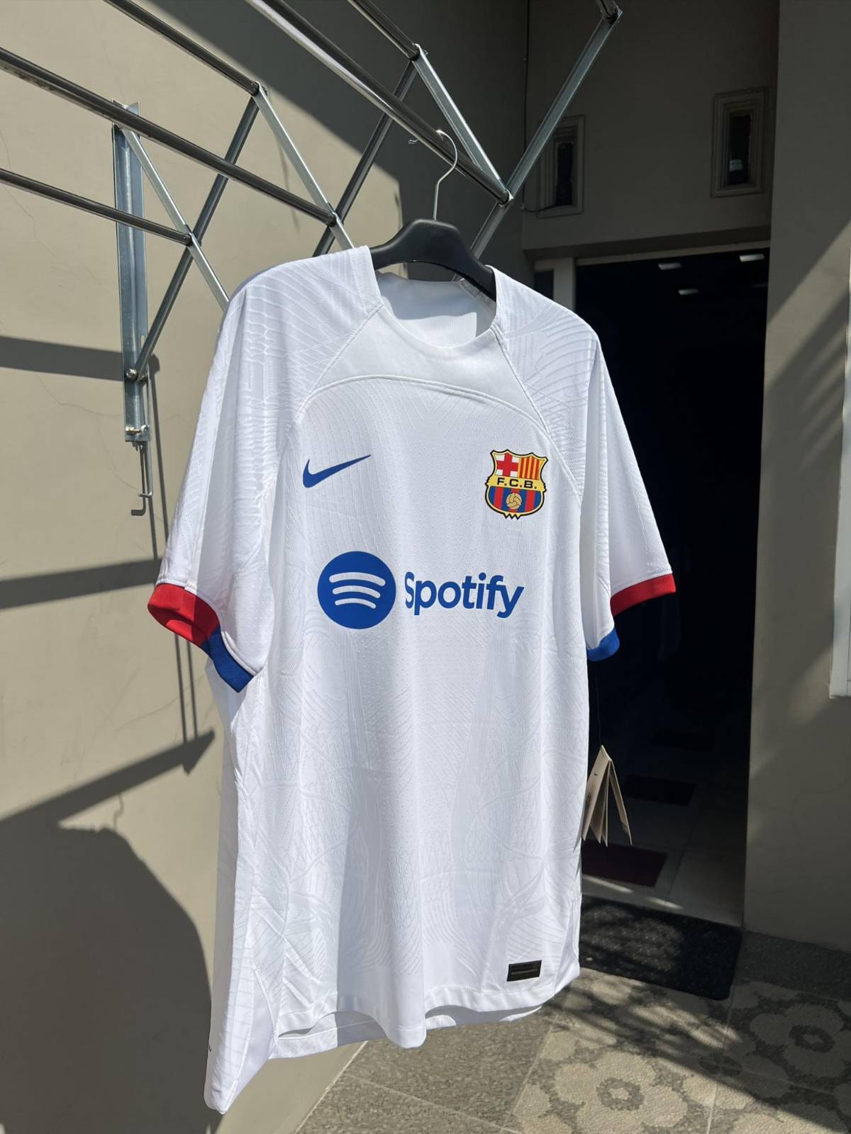 ¡Hay debate! Así es la nueva camiseta blanca del Barcelona para la temporada 2023-24 y ya tiene fecha de estreno