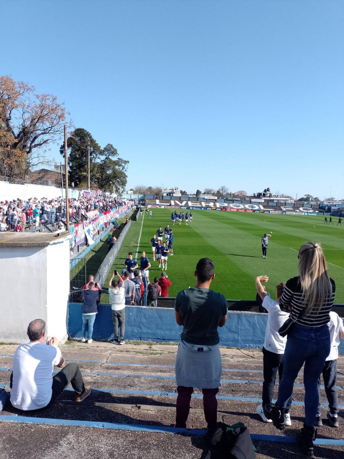 De estar en los mejores vestuarios de Europa a este: el humilde camerino que tuvo a Luis Suárez y su esposa sentada en el cemento