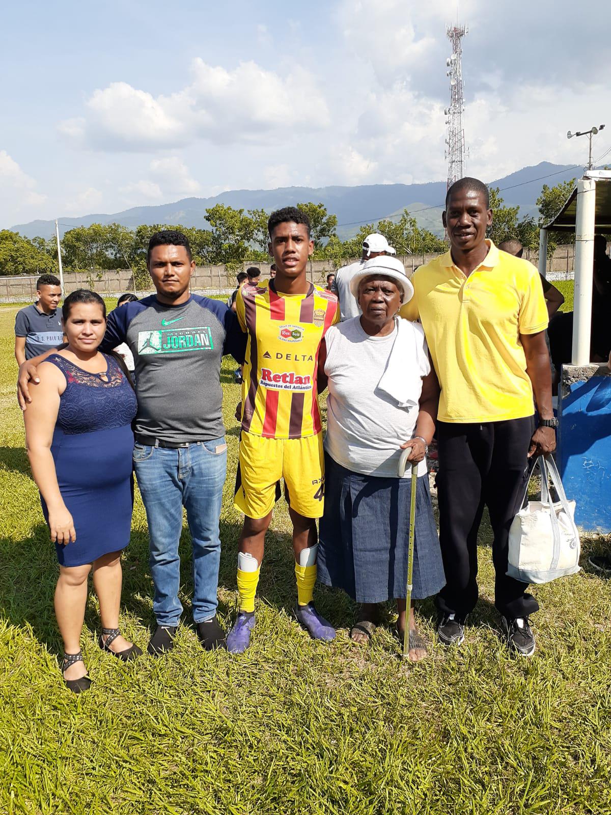 Aarón Zúniga junto a sus familiares en uno de sus juegos con el Real España.