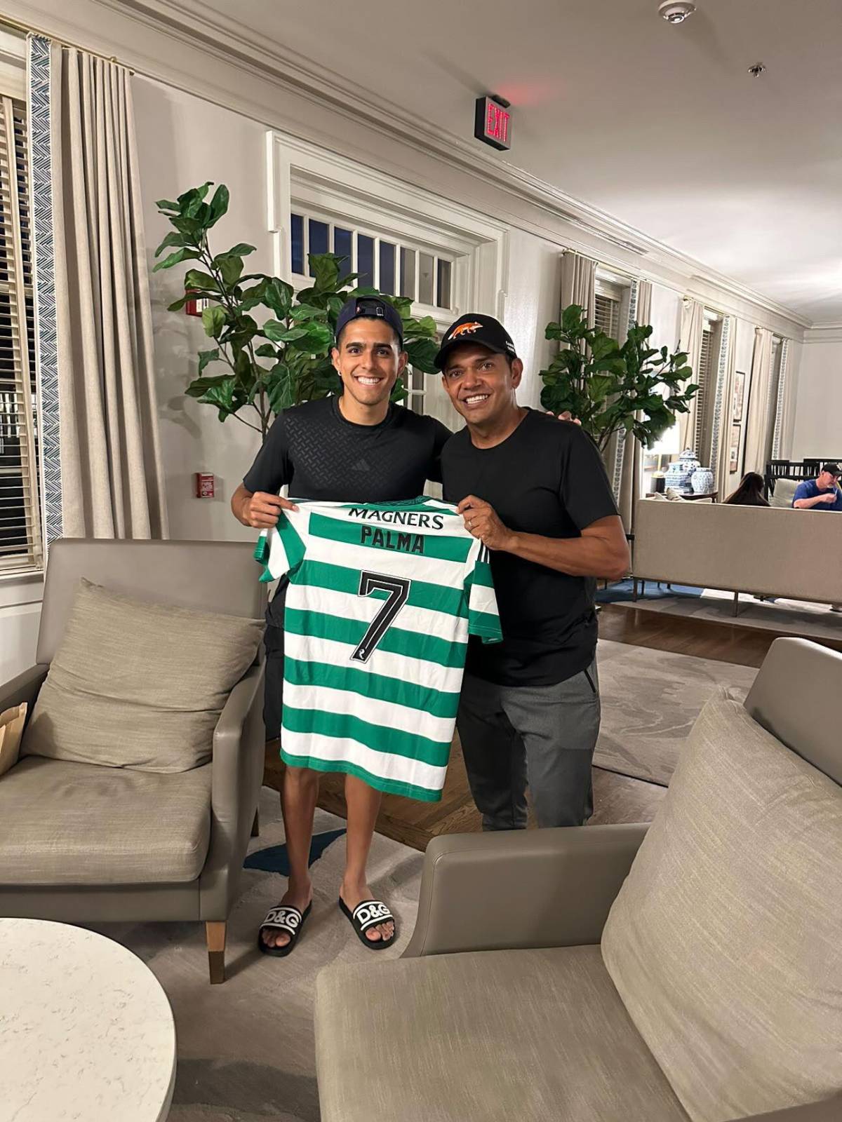 Amado Guevara sorprende a Luis Palma y Brendan Rodgers en la concentración del Celtic tras vencer al Manchester City