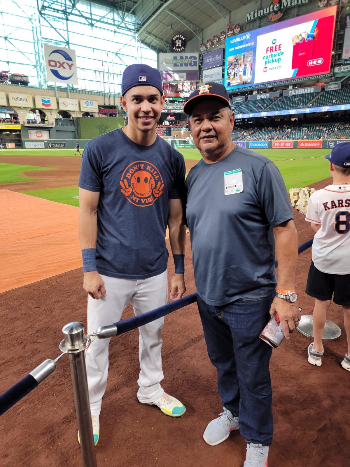 Mauricio Dubón junto a su padre, Danilo, quien asegura estar muy orgulloso del jugador de los Astros.
