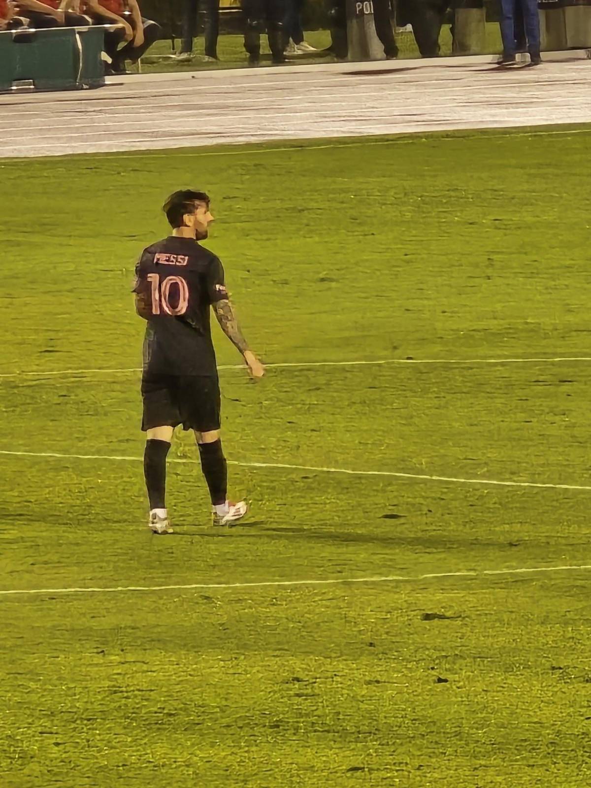 Afición hondureña comparte las mejores fotografías que le tomó a Messi en el estadio Olímpico de San Pedro Sula
