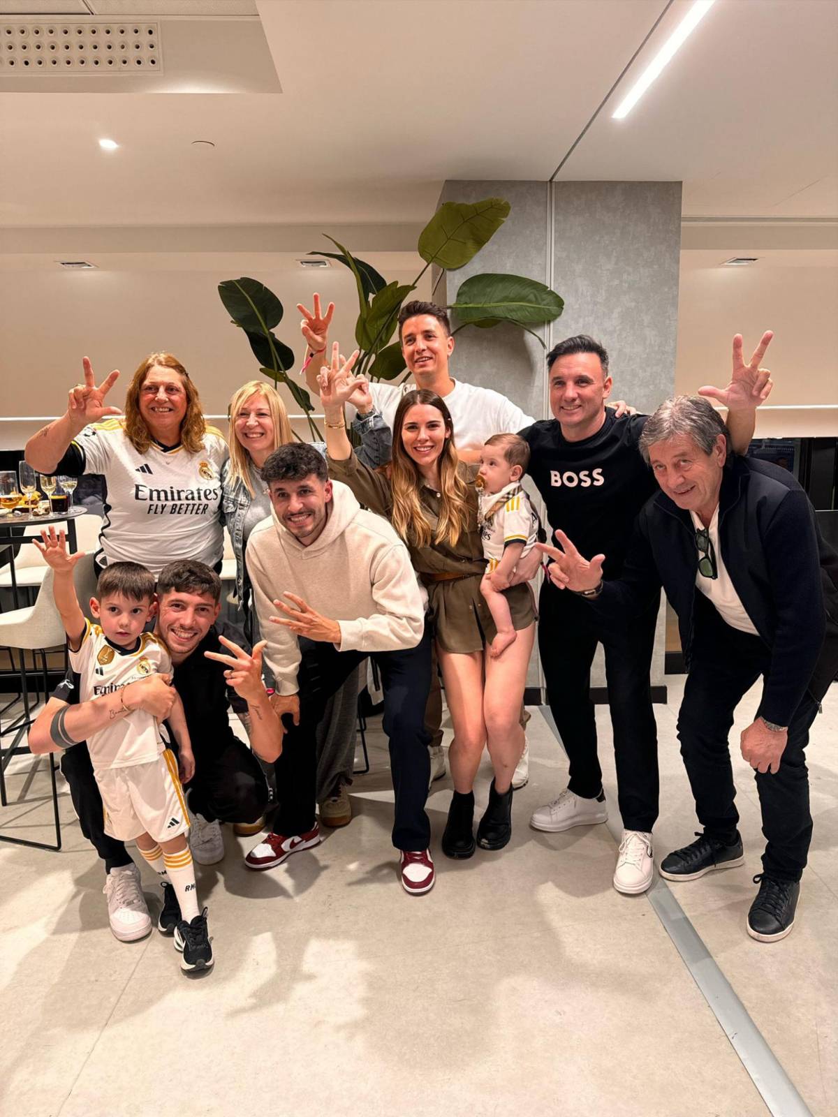 Bellingham con su madre y Rodrygo desde el carro: así celebraron los jugadores del Real Madrid el título de LaLiga