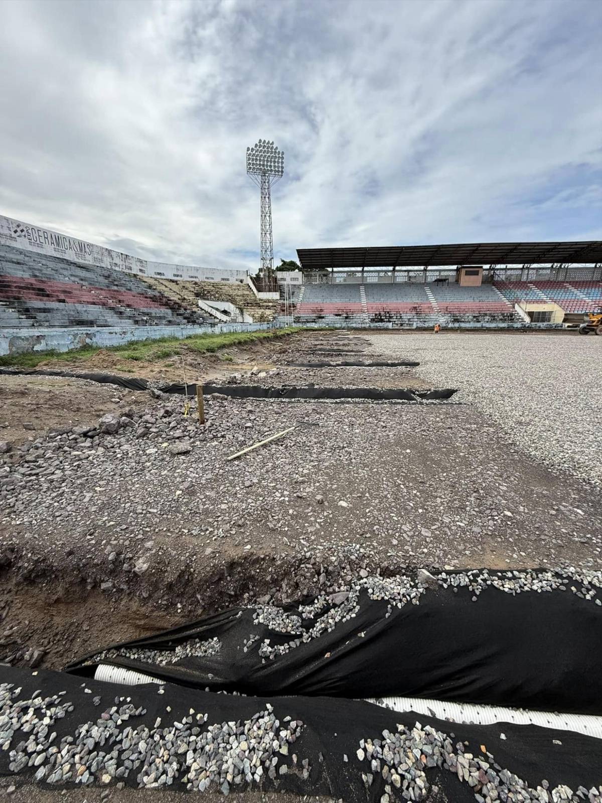 ¡Será una mesa de billar! Así luce el estadio Ceibeño con sus trabajos de remodelación en sus engramillado