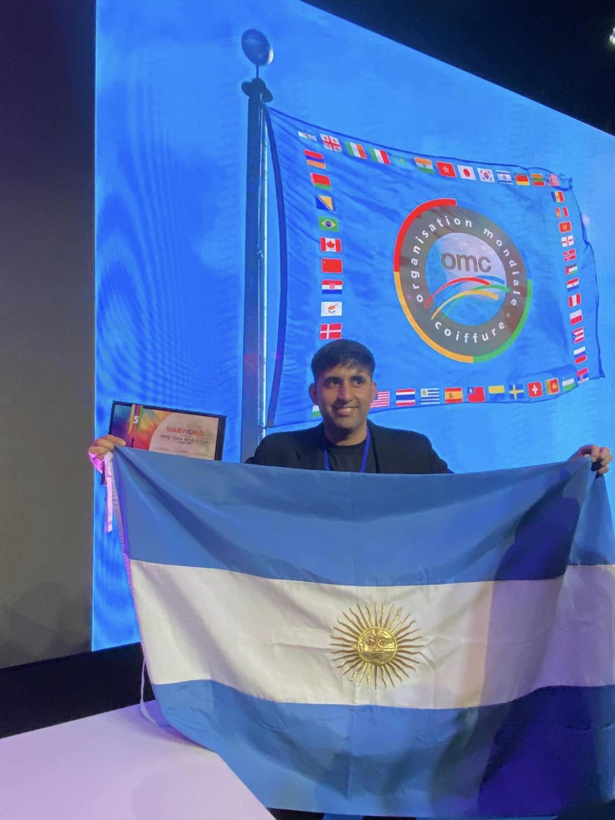 La travesía de un barbero que se fue en bicicleta hasta la casa de Messi en París: la actitud de Antonela Roccuzzo y el regalo que le dejó al crack argentino