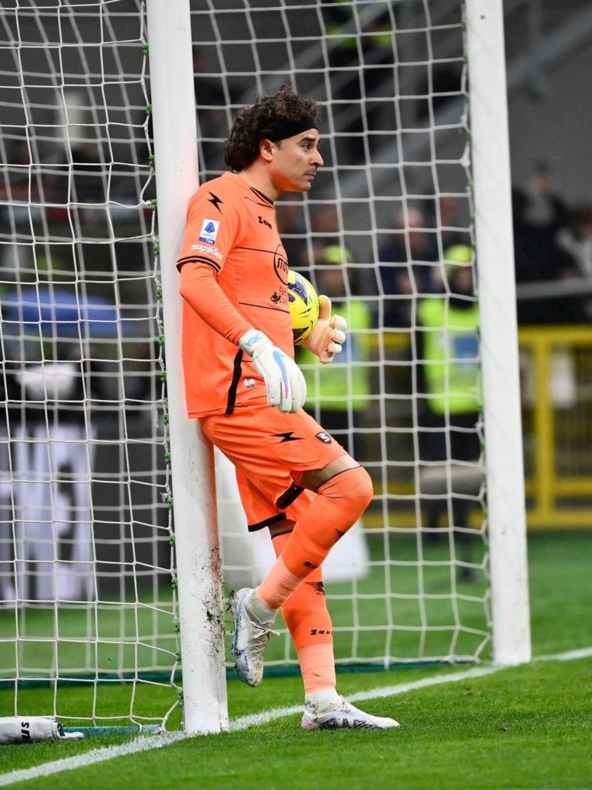 El avión tuvo fallas y se activó el protocolo de impacto: lo que se sabe del angustioso vuelo de Memo Ochoa rumbo a México