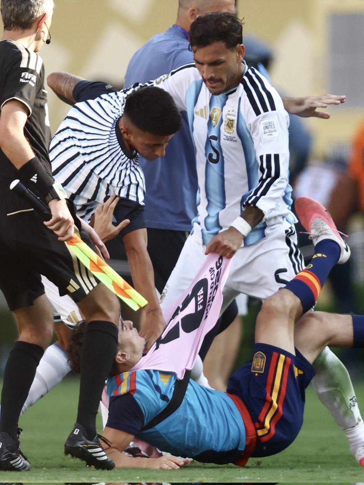 FIFA destroza a Argentina: el histórico castigo a Paredes y Gavi no se salvó