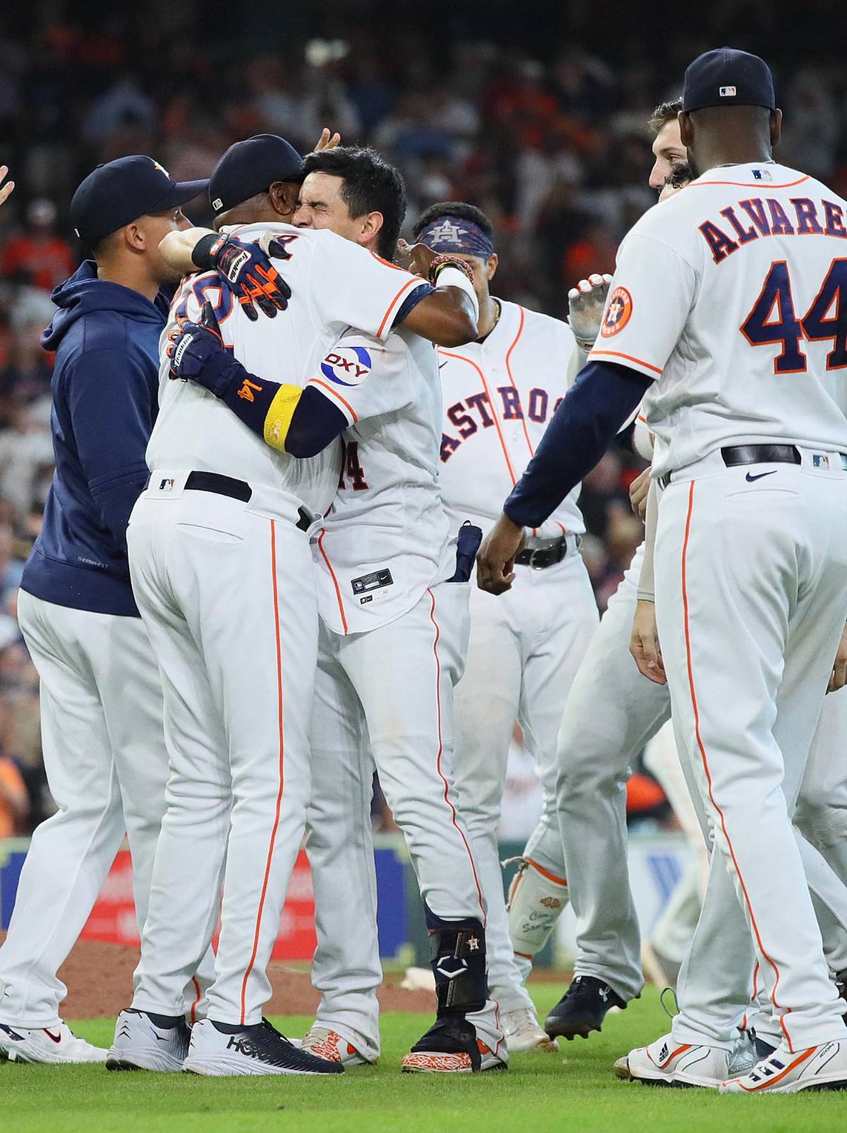 Mauricio Dubón desata la locura en Houston: el tremendo festejo de los Astros con el hondureño tras convertirse en figura