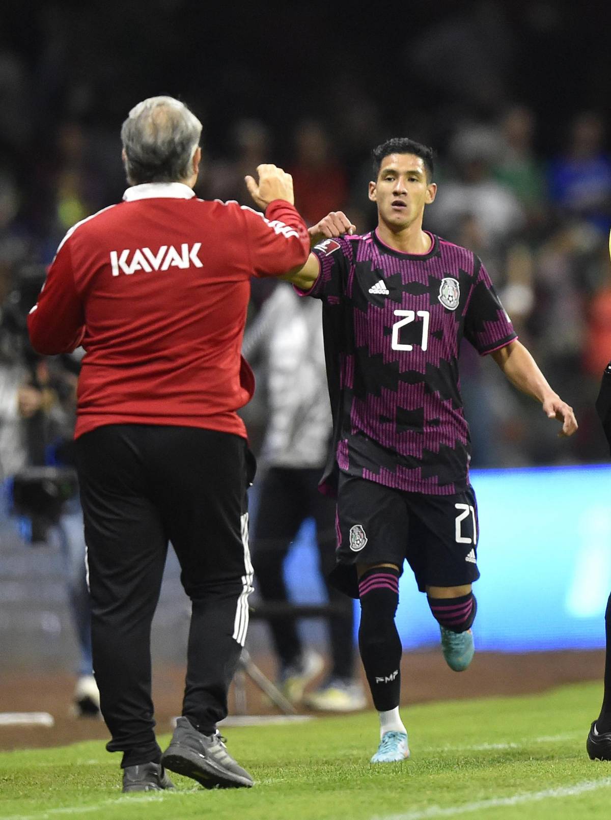 FOTOS: Abrazo eterno de Keylor Navas al nuevo “crack”, homenaje al Perro Bermúdez en el México-El Salvador y reconocimiento en Panamá