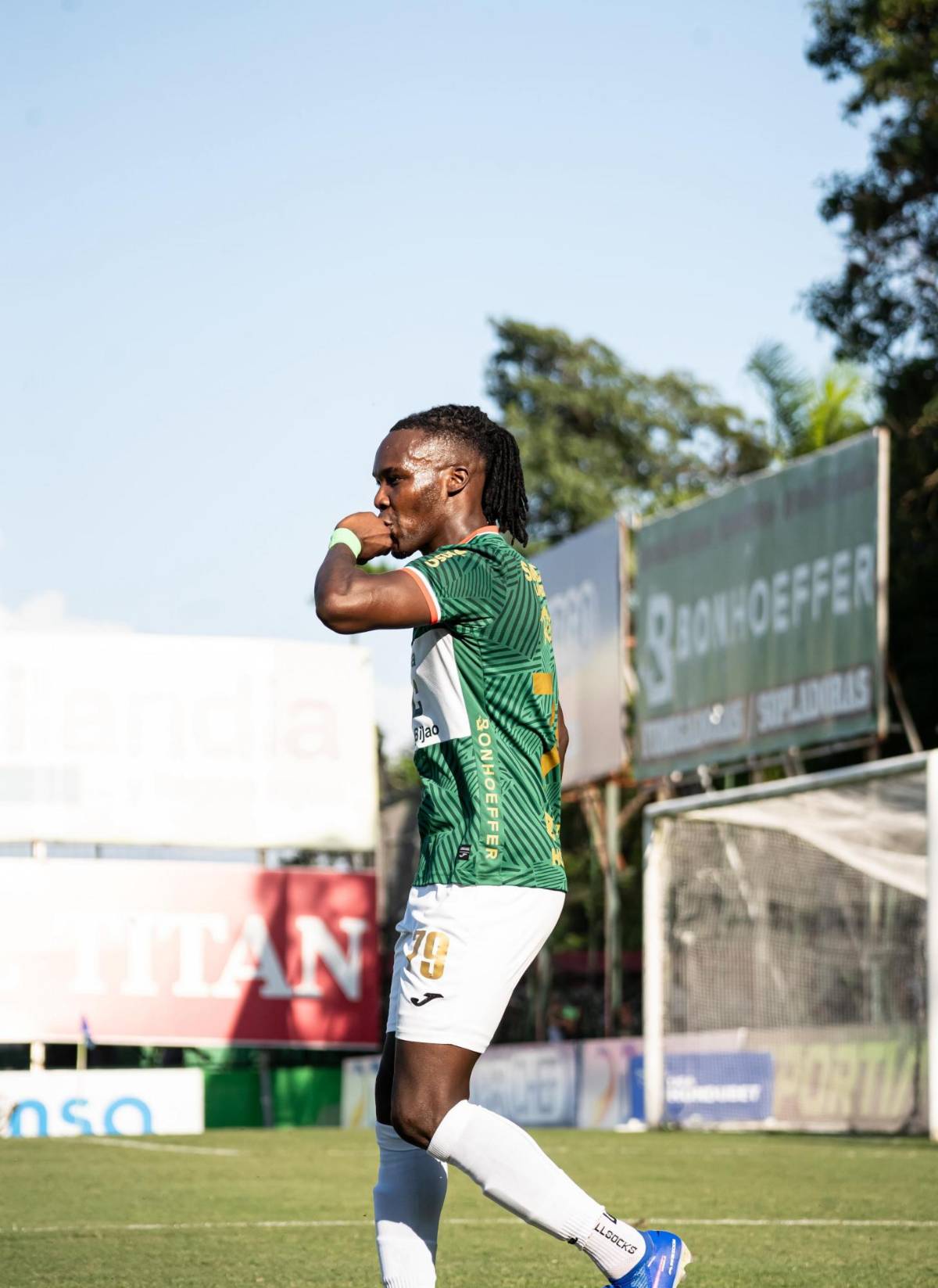 Tota Medina se encara con hincha y el árbitro, celebración a lo Cristiano Ronaldo y las chicas del Marathón que enamoraron