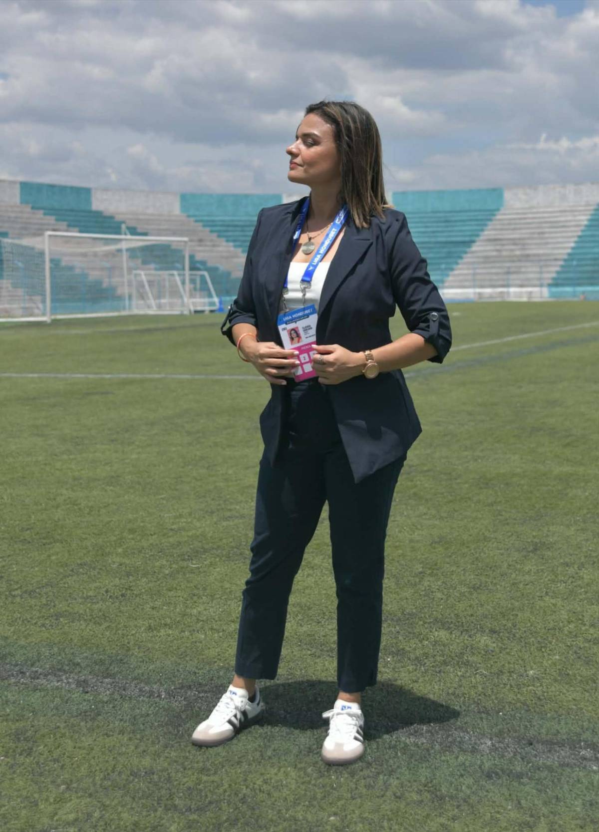 Hermosa periodista se luce, aficionada de Génesis enamoró y el gesto de la Policía