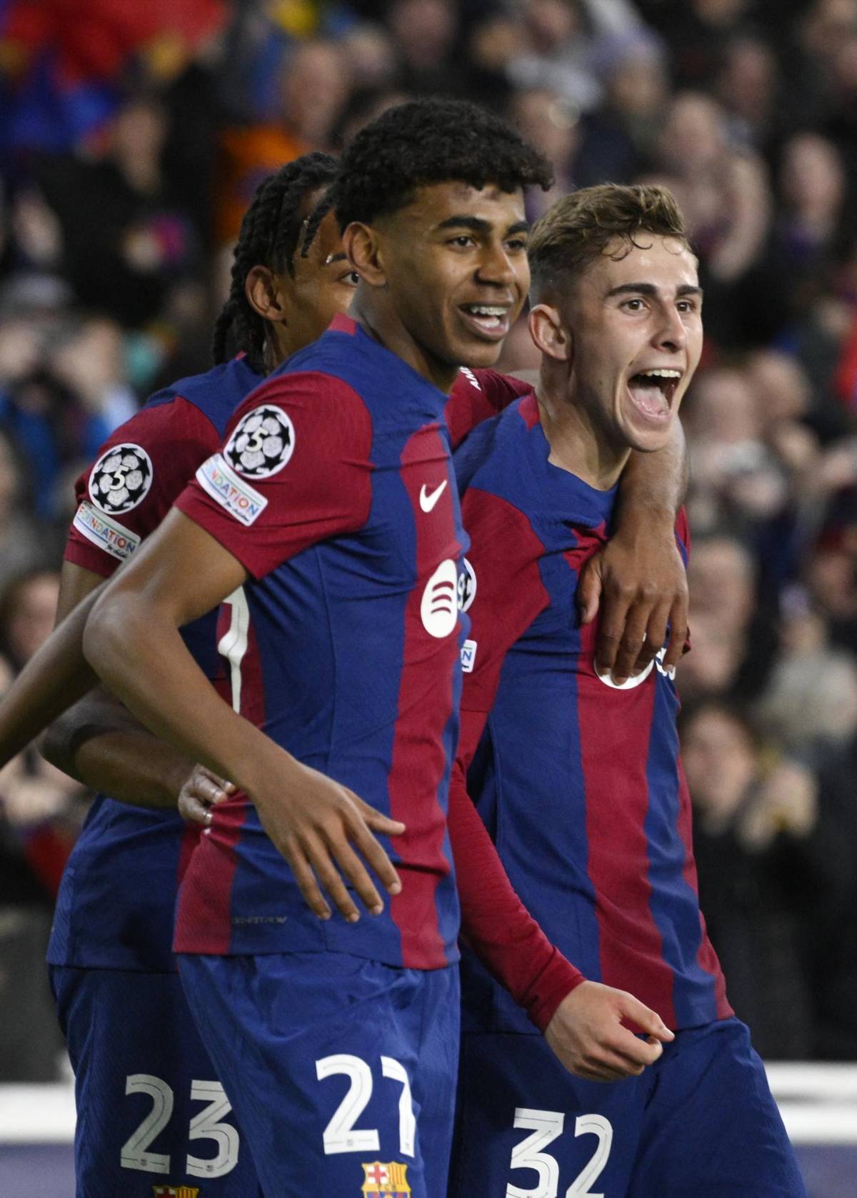 La eufórica celebración del Barcelona y Xavi por volver a cuartos de la Champions y el corte que sufrió Ronald Araújo