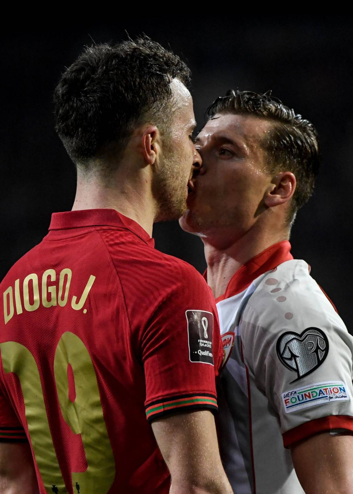 Bronca en el Portugal-Macedonia, Cristiano Ronaldo recibe curiosa petición antes de su último Mundial en Qatar y Mané consuela a Salah