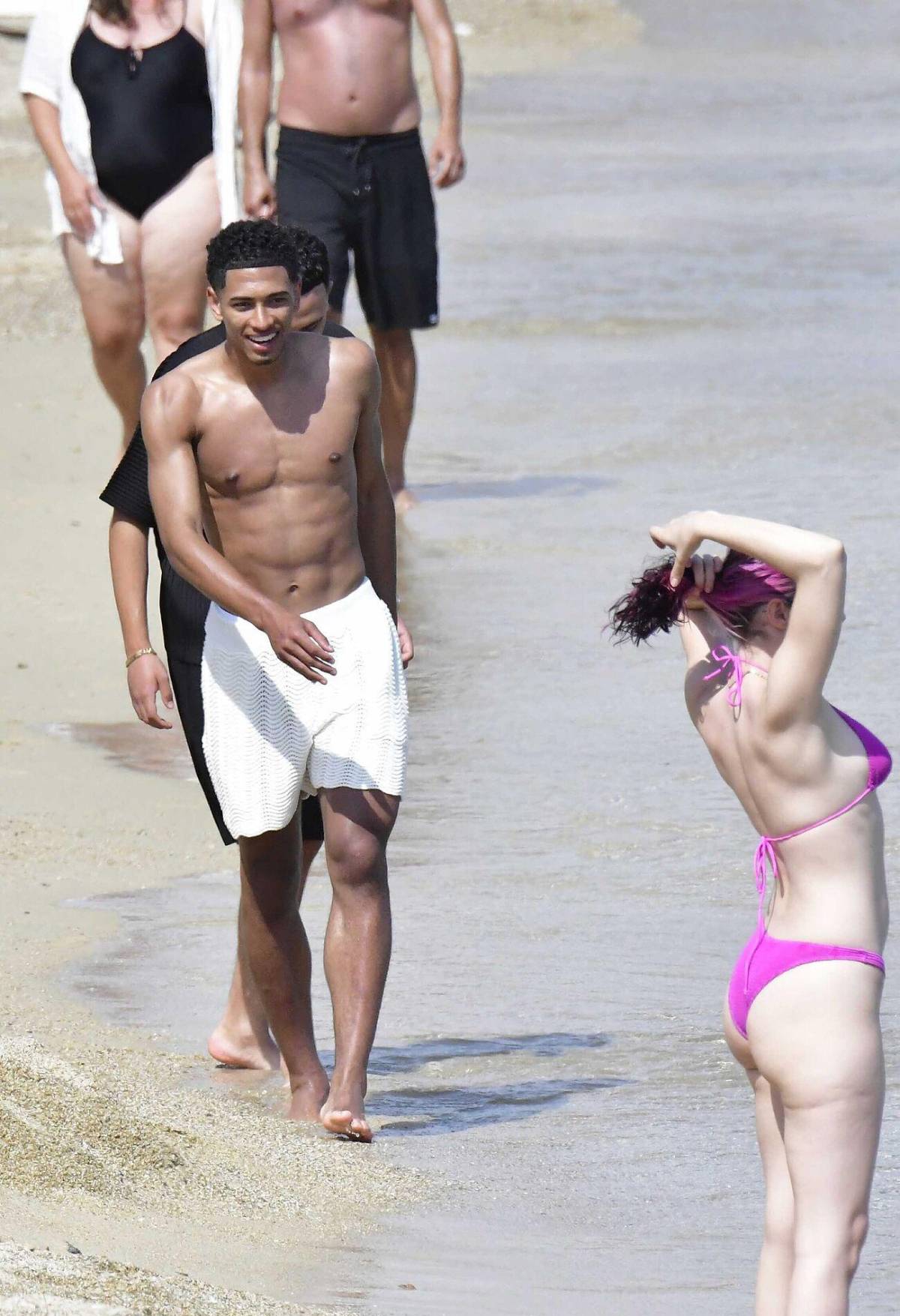 Bien acompañado: el nuevo fichaje del Real Madrid disfruta de las vacaciones en una famosa isla de Grecia