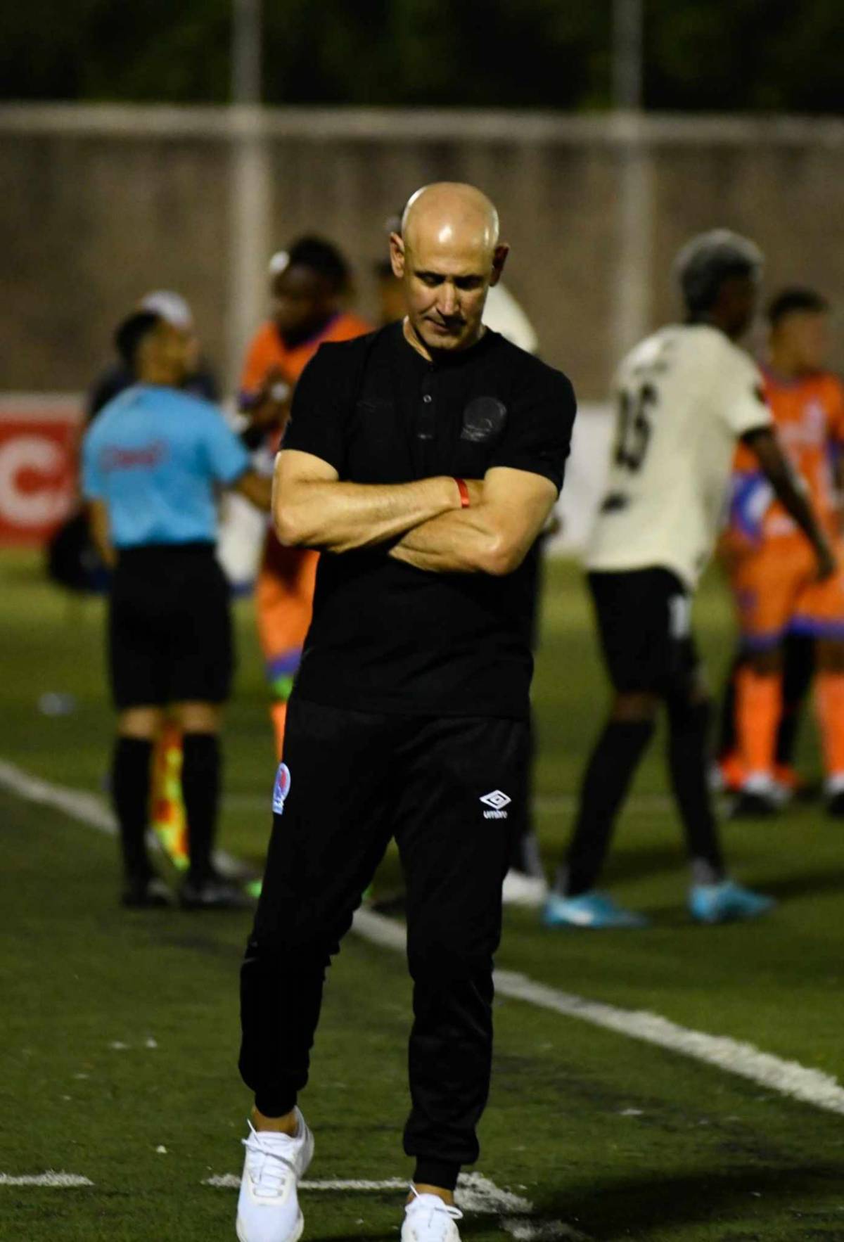 Eduardo Espinel no la pasó bien, sorpresas a la llegada y hasta en paila para ver al Olimpia contra los Lobos de la UPNFM