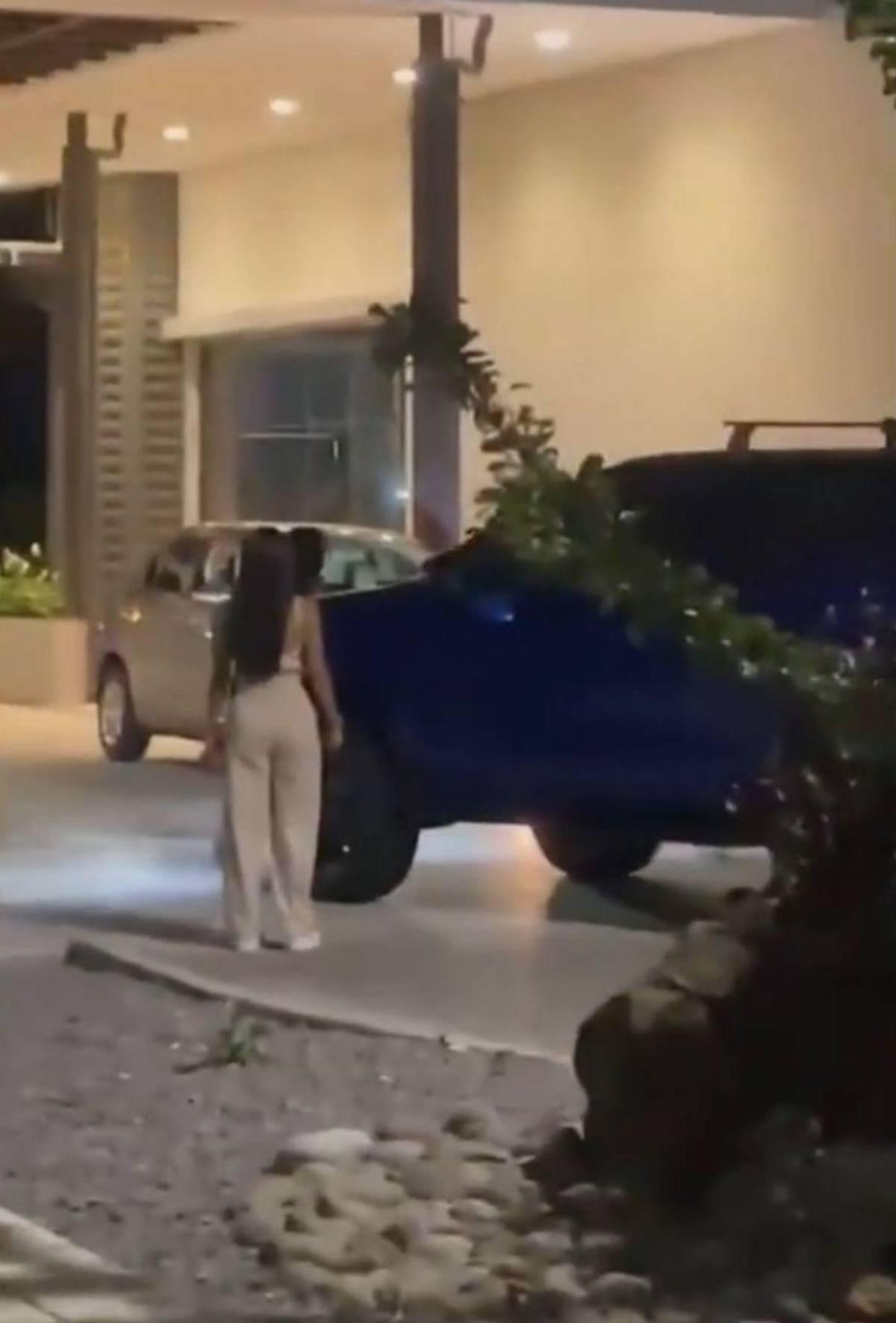 ¡Escándalo por infiel! Futbolista de Costa Rica fue encarado por su mujer cuando iba con su amante: ¿Me va a pasar por encima?