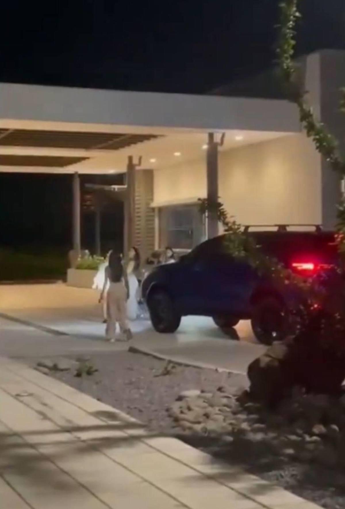 ¡Escándalo por infiel! Futbolista de Costa Rica fue encarado por su mujer cuando iba con su amante: ¿Me va a pasar por encima?