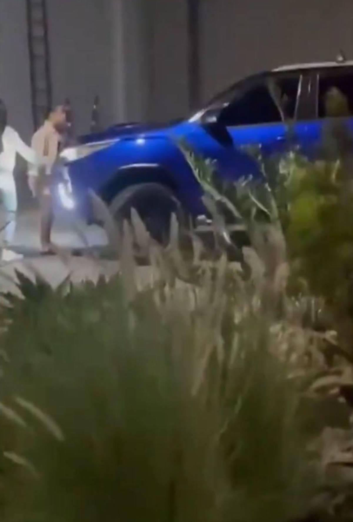 ¡Escándalo por infiel! Futbolista de Costa Rica fue encarado por su mujer cuando iba con su amante: ¿Me va a pasar por encima?