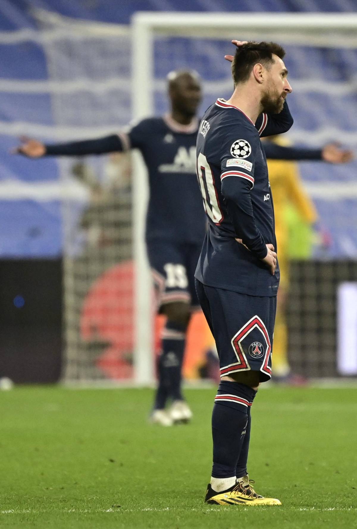 FOTOS: Messi totalmente hundido, Alaba consuela a Mbappé y el tremendo beso de Benzema a Vinicius tras eliminar al PSG