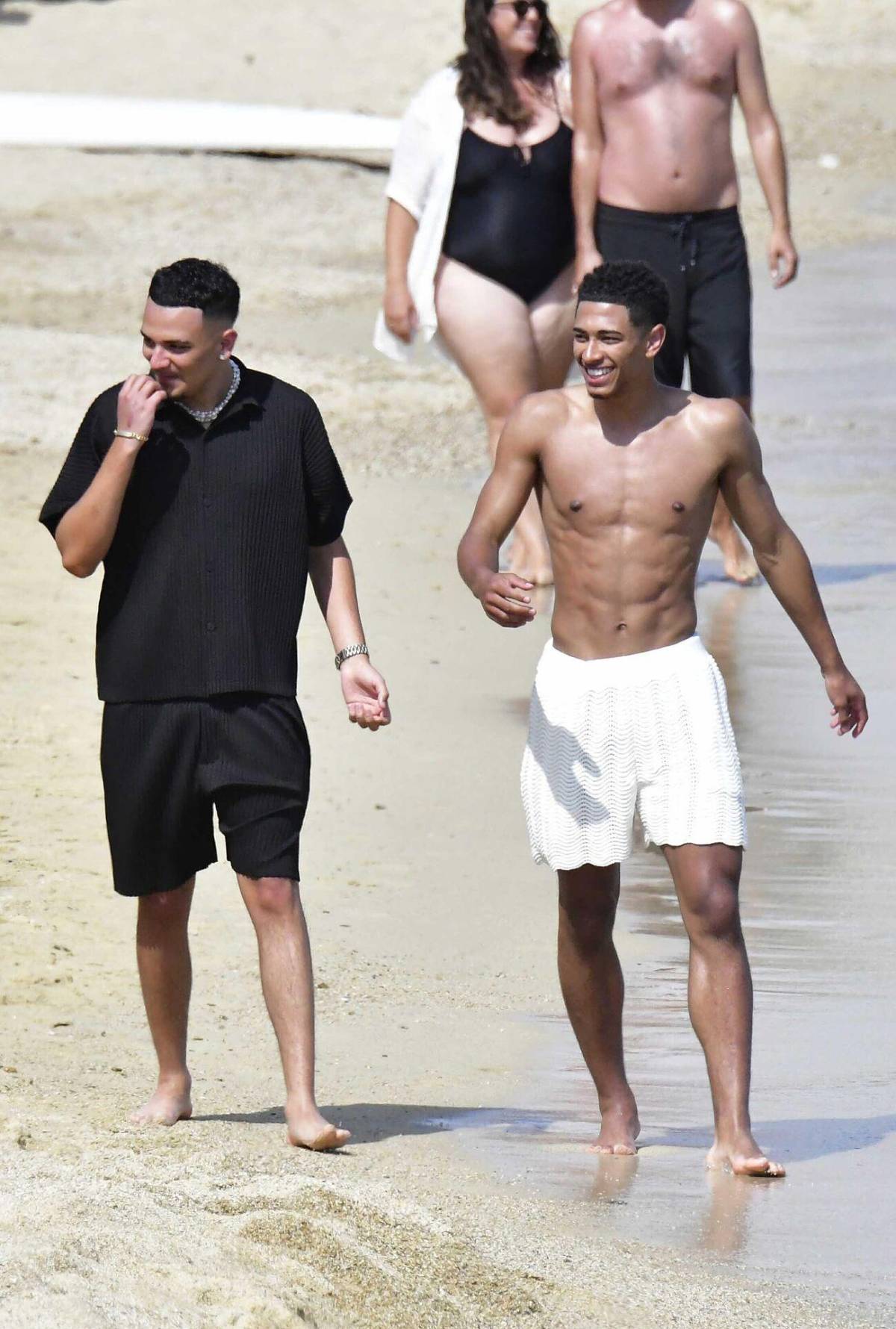 Bien acompañado: el nuevo fichaje del Real Madrid disfruta de las vacaciones en una famosa isla de Grecia