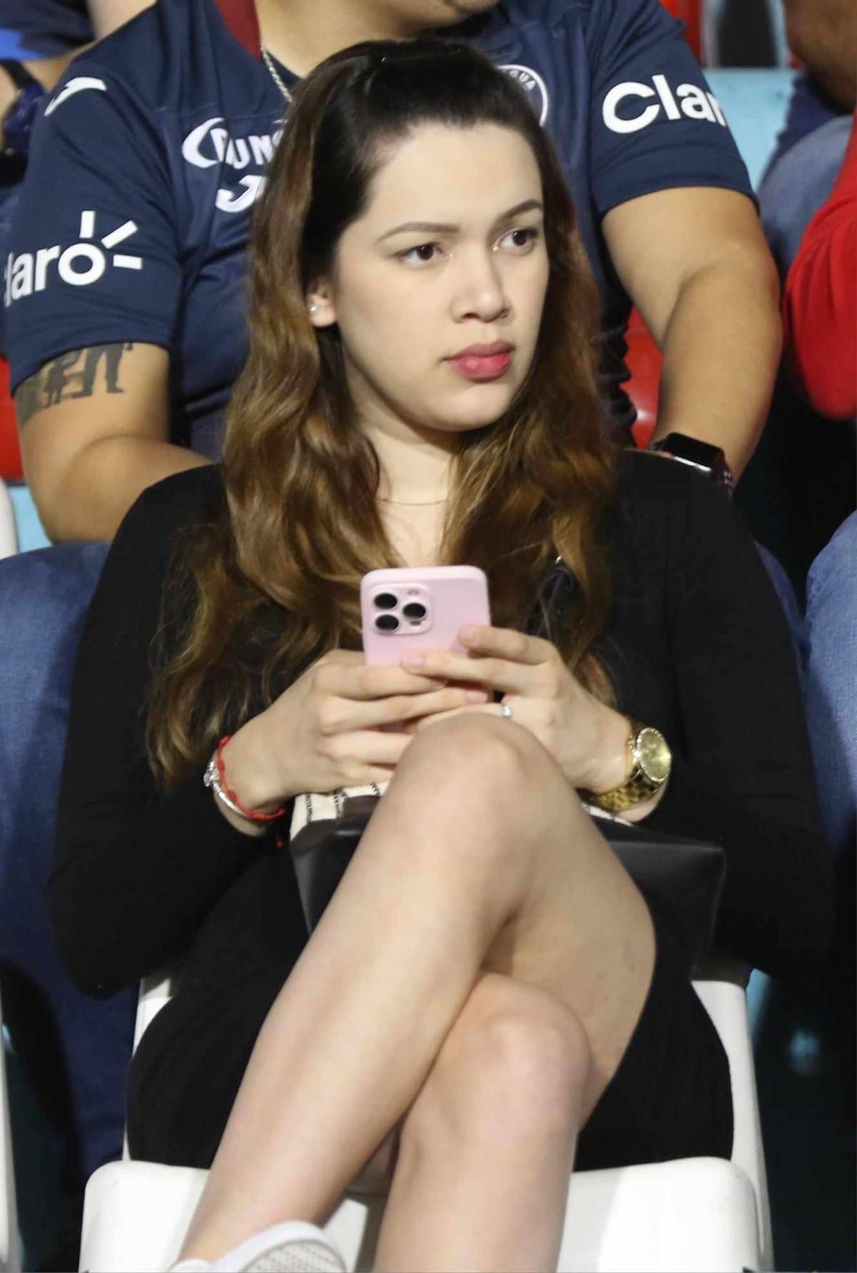 Las dos aficionadas de Potros que se robaron las miradas en el estadio Nacional y la reacción de Auzmendi al ver a sus ex compañeros