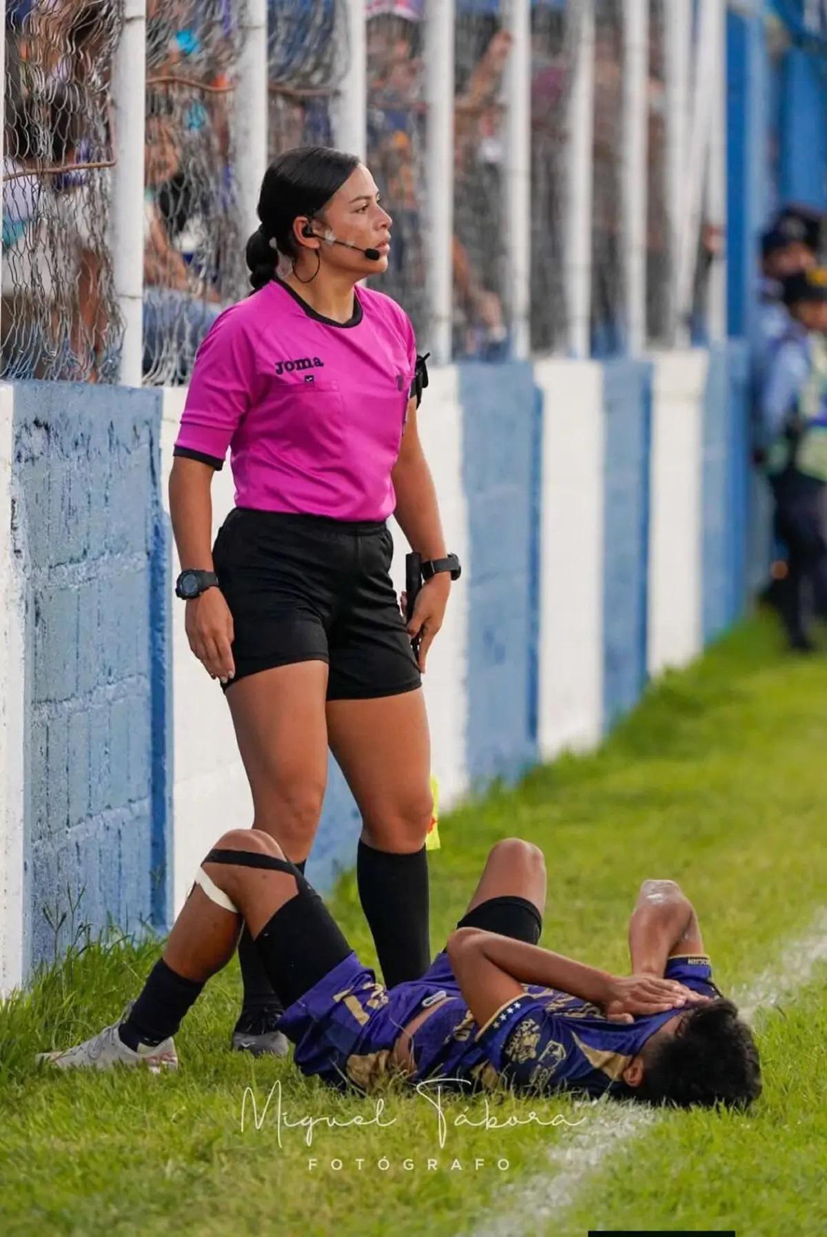 FIFA la premió: así es la guapa árbitra hondureña que cautiva en redes sociales y este es el departamento al que hace feliz