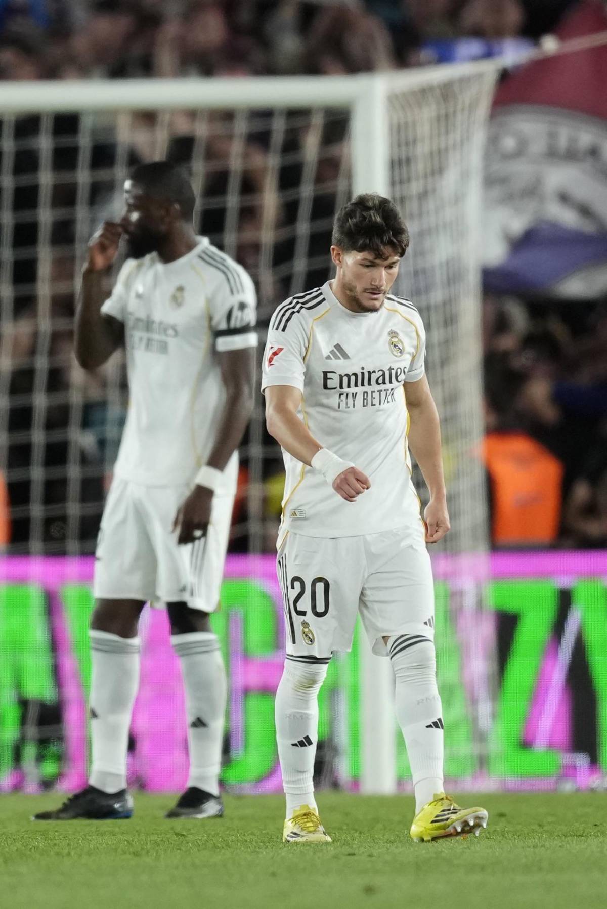 Barcelona le 'restriega' el título al Madrid: los que pidieron perdón y el balón de playa