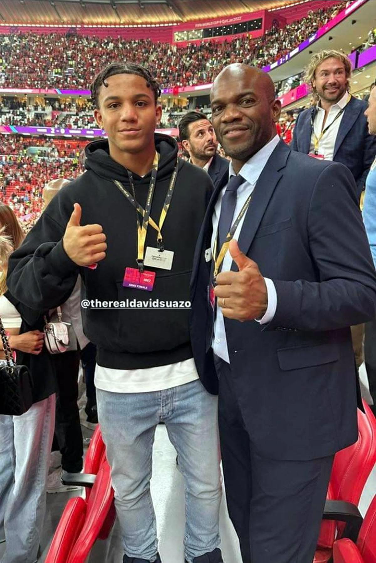 ‘La Pantera‘ junto a su hijo David Suazo en el Al-Bayt Stadium.