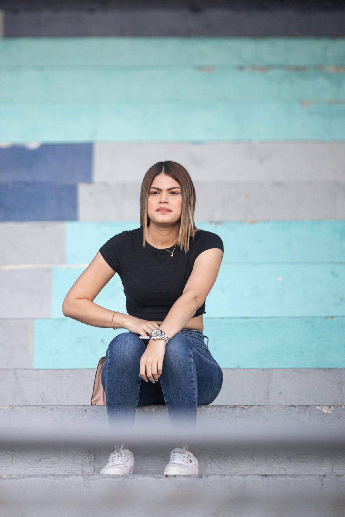 ¡Mis amores, las amo! Se soltaron las bellezas en el Morazán para el Olimpia-Génesis, ¿quién es la chica de rojo?