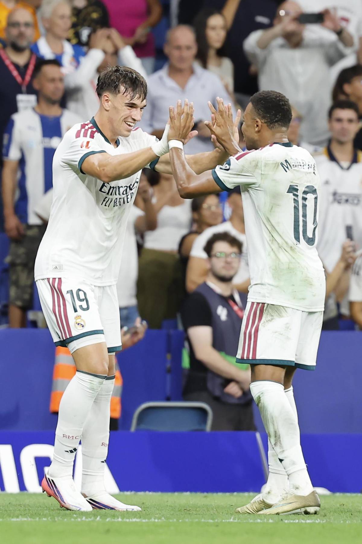 La patada a Vinicius, el penal que pidió Real Madrid y así fue la vuelta de Mourinho